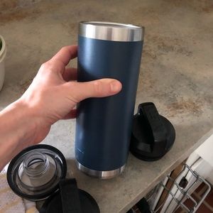 Yeti 18 oz tumbler with 2 lids
